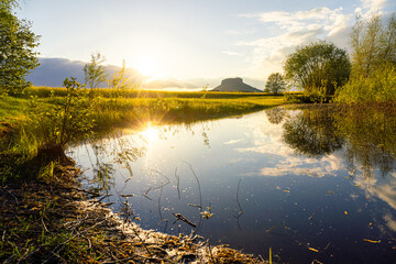 Sonnenuntergang am Lilienstein mit einem See Reflektion in der Sächsischen Schweiz Nationalpark in Sachsen Deutschland © Dominic Wunderlich