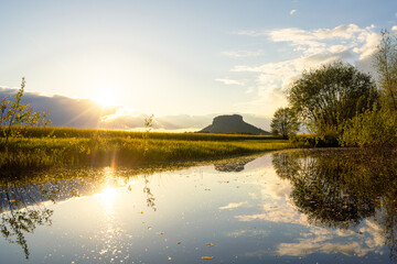 Sonnenuntergang am Lilienstein mit einem See Reflektion in der Sächsischen Schweiz Nationalpark in Sachsen Deutschland © Dominic Wunderlich