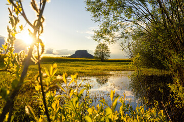 Sonnenuntergang am Lilienstein mit einem See Reflektion in der Sächsischen Schweiz Nationalpark in Sachsen Deutschland © Dominic Wunderlich