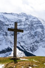 Gipfelkreuz mit Schneebergen im Hintergrund in Appenzell in den Alpen in der Schweiz