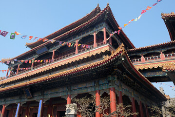 Obraz premium Chinese temple and flags against blue sky