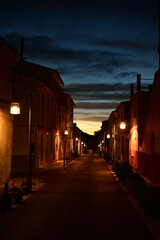 Nocturnidad Urbana: Una Calle Iluminada por Faroles Brinda una Atmosfera Encantadora y Serena en la...
