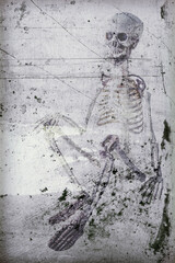 empreinte de squelette humain incrusté dans un vieux mur