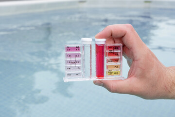 PH and chlorine analysis kit for swimming pools. Liquid chlorine and PH meter for swimming pools.
