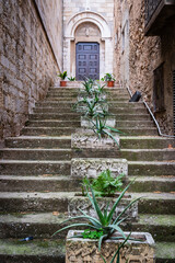 Stein Blumenkübel auf einem Treppenaufgang zu einer Kirche in Figueras, Spanien