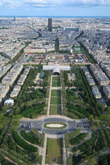 Vue aérienne panoramique sur la ville de Paris et ses monuments, avec les jardins du Champ-de-Mars, le Grand Palais Éphémère, l’École Militaire et la tour Montparnasse (France)