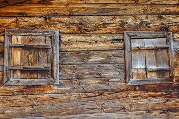 Holzwand aus altem verwittertem Holz ideal als Hintergrundbild