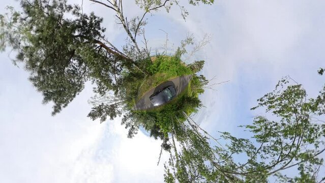 Ein Auto f&auml;hrt durch die Landschaft ,  mit 360 Grad Kamera. Kleiner Planet Blick in die Landschaft