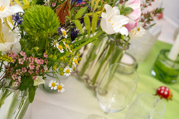 Arrangement von bunten Frühlingsblumen