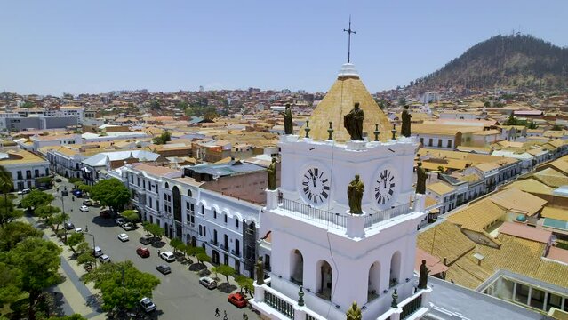 Campanario de la Catedral Bas&iacute;lica Nuestra Se&ntilde;ora de Guadalupe, Catedral Metropolitana de Sucre, Bolivia. Vista aerea de dron girando al rededor de su campanario.
