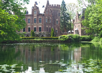 Obraz premium Beautiful historic german water castle named Schloss Pfaffendorf in Bergheim