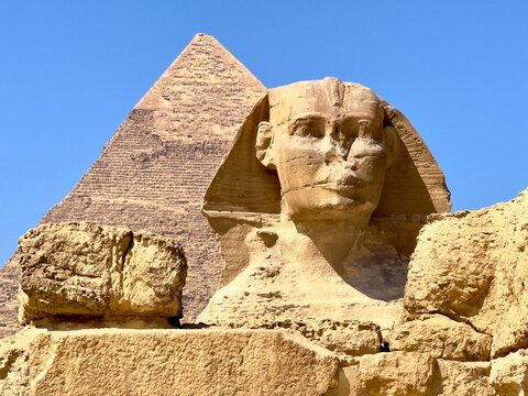 Sphinx und Pyramide in Gizeh (&Auml;gypten)
