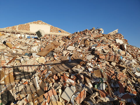 ACUMULACI&Oacute;N Y TRITURADO DE ESCOMBROS Y RESIDUOS SOLIDOS TRAS LA DEMOLICI&Oacute;N DE UNA ANTIGUA FABRICA