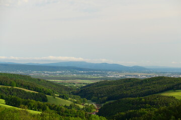 Fototapeta premium Blick ins Wiener Neustädter Becken, gesehen aus Hochwolkersdorf, Bucklige Welt