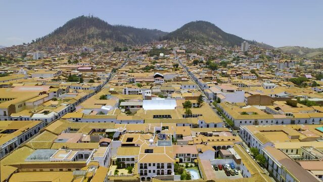 Cerro Churuquella y Cerro Sica Sica. Sucre, Bolivia. Plano de dron panor&aacute;mico sobre los tejados. Viajes footage.