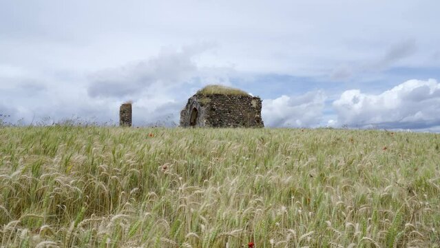 Ruinas de la Ermita de San Bartolom&eacute; en Talarrubias, Badajoz, Extremadura, Espa&ntilde;a. Marzo de 2024.
