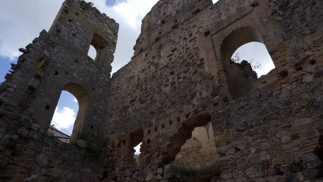 Interior del Castillo de Puebla de Alcocer. Badajoz, Extremadura, Espa&ntilde;a. Marzo de 2024.
