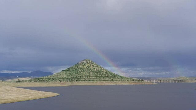 Arcoiris sobre el cerro de Masatrigo, Esparragosa de Lares, Badajoz, Extremadura, Espa&ntilde;a. Marzo de 2024.