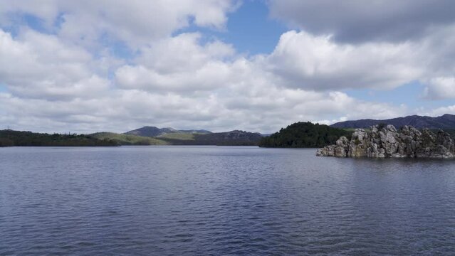 vista panor&aacute;mica del embalse de Garc&iacute;a de Sola en Talarrubias, Badajoz, Extremadura, Espa&ntilde;a.