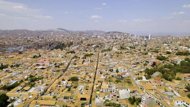 Vista a&eacute;rea de la Ciudad de Sucre en Bolivia, tejados y monta&ntilde;as en un d&iacute;a soleado despejado. Vista de dron.