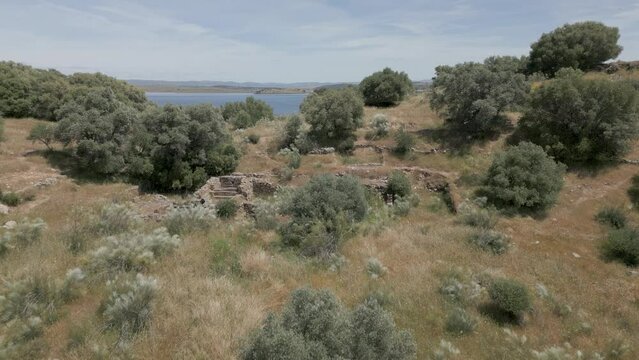 (vista dron) Asentamiento romano de la Ciudad antigua Lacimurga, Navalvillar de Pela, Badajoz, España. Mayo 2024.