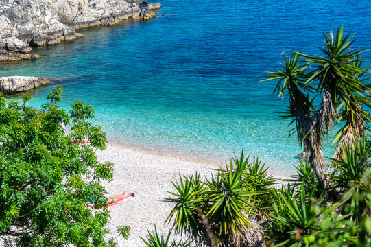 Traumhafte Badebucht nahe dem Ort Kassiopi auf der griechischen Insel Korfu