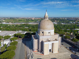 Vista aerea della Basilica di San Pietro e Paolo a Roma.