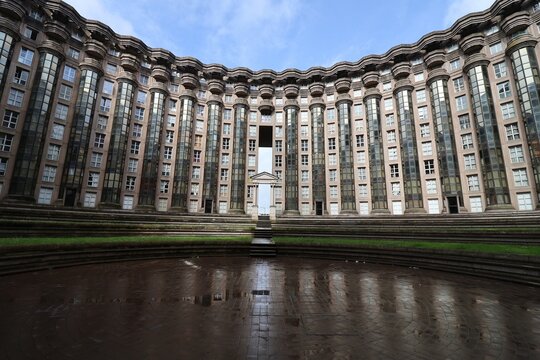 Les espaces d'Abraxas, immeubles de l'architecte Ricardo Bofill, des ann&eacute;es 1980, vue de l'ext&eacute;rieur, ville de Noisy Le Grand, d&eacute;partement de Seine Saint Denis, France