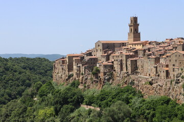 Fototapeta premium Tuscan town on a rock above the woods