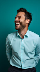 Obraz premium Man in a suit laughing loud, man in a suit laughing loud
