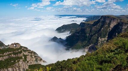   nuvens e a Pedra furada Morro da Igreja - Urubici - Serra Catarinense - Serra Geral - Santa...