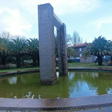 Escultura en un estanque del parque de Oleiros, Galicia