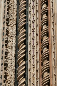 Vue rapproch&eacute;e des colonnes torsad&eacute;e encadrant les portes de la cath&eacute;drale d&rsquo;Orvieto