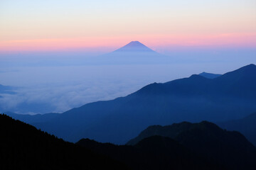 日本百名山　甲武信ヶ岳の山頂から夜明けに眺める富士山