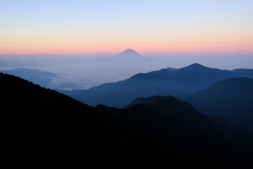 日本百名山　甲武信ヶ岳の山頂から夜明けに眺める富士山