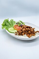 Dried Honey Fried Squid is dry fried with honey seasoning, a delicious combination of sweet, savory and crunchy flavors. Apart from that, now comes with a new, more unique appearance.