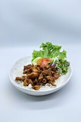 Dried Honey Fried Squid is dry fried with honey seasoning, a delicious combination of sweet, savory and crunchy flavors. Apart from that, now comes with a new, more unique appearance.