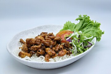 Dried Honey Fried Squid is dry fried with honey seasoning, a delicious combination of sweet, savory and crunchy flavors. Apart from that, now comes with a new, more unique appearance.