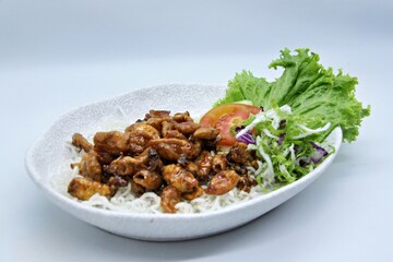 Dried Honey Fried Squid is dry fried with honey seasoning, a delicious combination of sweet, savory and crunchy flavors. Apart from that, now comes with a new, more unique appearance.