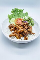 Dried Honey Fried Squid is dry fried with honey seasoning, a delicious combination of sweet, savory and crunchy flavors. Apart from that, now comes with a new, more unique appearance.