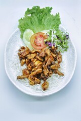 Dried Honey Fried Squid is dry fried with honey seasoning, a delicious combination of sweet, savory and crunchy flavors. Apart from that, now comes with a new, more unique appearance.