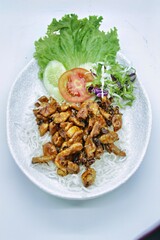 Dried Honey Fried Squid is dry fried with honey seasoning, a delicious combination of sweet, savory and crunchy flavors. Apart from that, now comes with a new, more unique appearance.