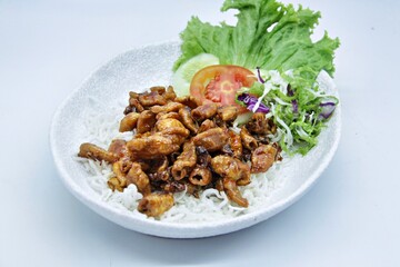 Dried Honey Fried Squid is dry fried with honey seasoning, a delicious combination of sweet, savory and crunchy flavors. Apart from that, now comes with a new, more unique appearance.