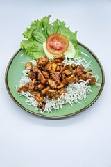 Dried Honey Fried Squid is dry fried with honey seasoning, a delicious combination of sweet, savory and crunchy flavors. Apart from that, now comes with a new, more unique appearance.