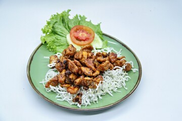 Dried Honey Fried Squid is dry fried with honey seasoning, a delicious combination of sweet, savory and crunchy flavors. Apart from that, now comes with a new, more unique appearance.