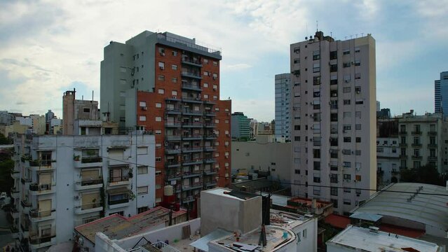 Vista general de la ciudad, Dron ascendente edificios y cielo, Ciudad de Buenos Aires, Argentina. 