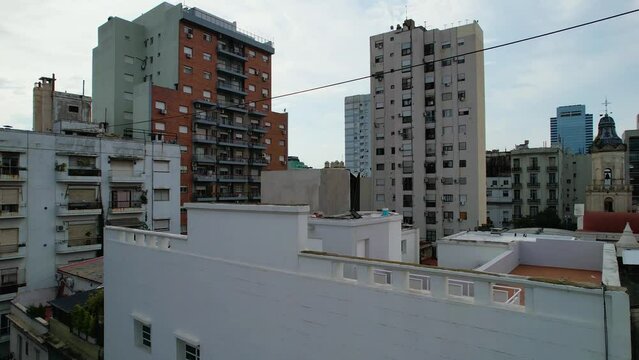 Vista general de la ciudad, Dron ascendente edificios y cielo, Ciudad de Buenos Aires, Argentina. 