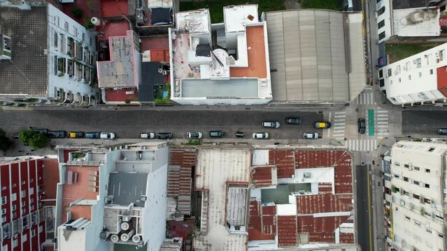 Vista a&eacute;rea descendente a una calle. Vista cenital de las calles, edificios y trafico. Vista de dron.