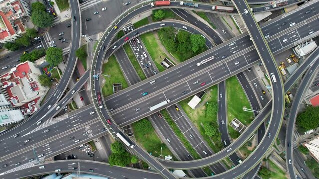 Circulaci&oacute;n de autos por cruce de autopistas vista de dron en gran ciudad. Buenos Aires, Argentina.