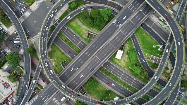 Autos circulando por autopistas vista de dron. Buenos Aires, Argentina. Autopista 25 de Mayo en 9 de Julio.